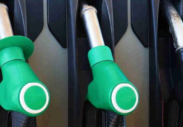 Caro carburanti, al vaglio la tassa sugli extraprofitti: la proposta | Moveo