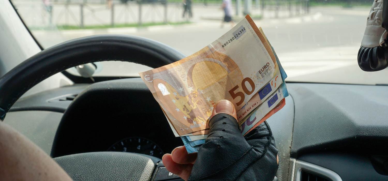 Come evitare la truffa dei 50 euro sul parabrezza dell'auto | Moveo
